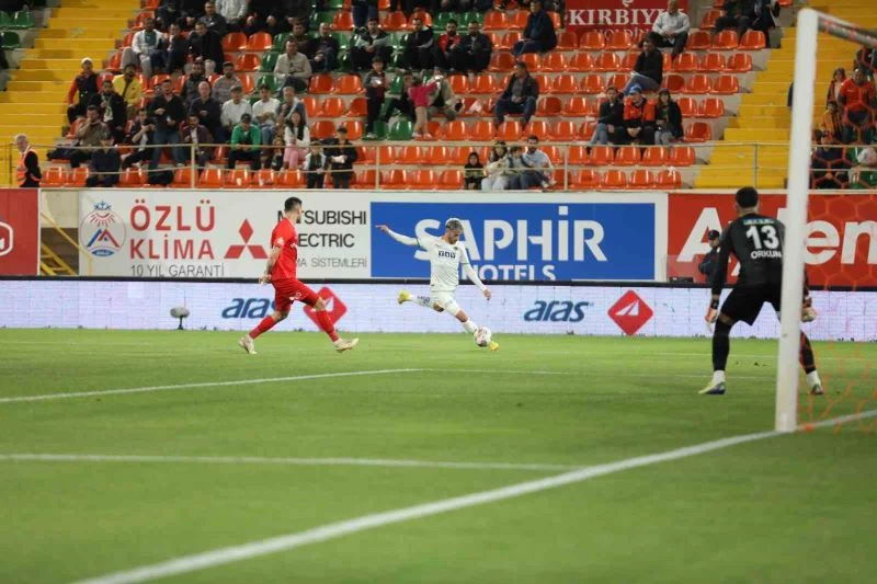 Spor Toto Süper Lig: Corendon Alanyaspor: 1 - Ümraniyespor: 0 (İlk yarı)
