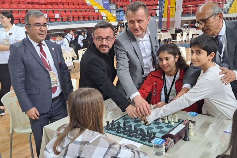 Karaman’da okul sporları satranç grup müsabakaları başladı
