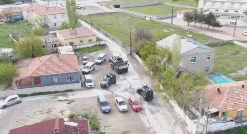 Özel Harekat destekli operasyonda hırsızlıktan aranan 4 kişi yakalandı
