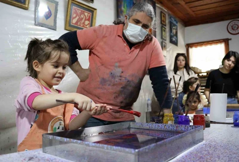 Depremzede minikler ilk kez ebru yaptı
