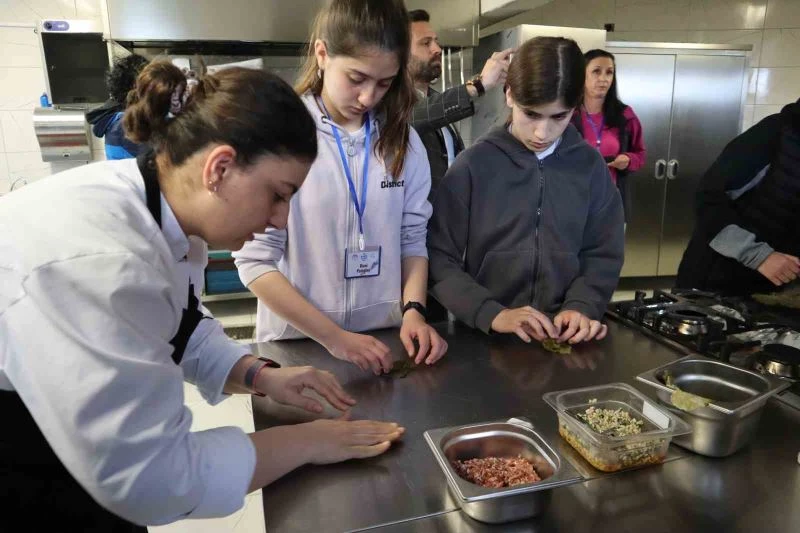 Yabancı öğrenciler yaprak sarma ve mantı yaptılar
