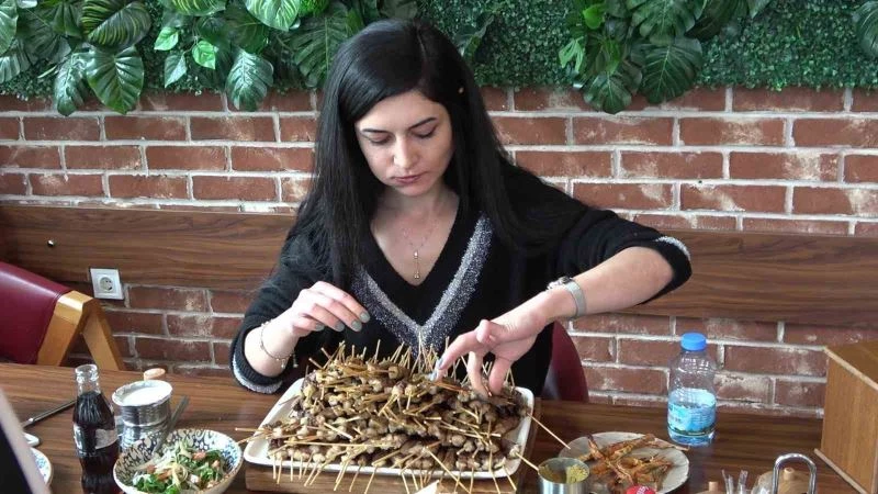 Denizli’de 52 kiloluk kadından yeme rekoru
