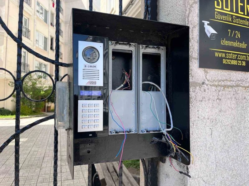 Beylikdüzü’nde hırsız apartmanın zil panelini çaldı: O anlar güvenlik kamerasına yansıdı
