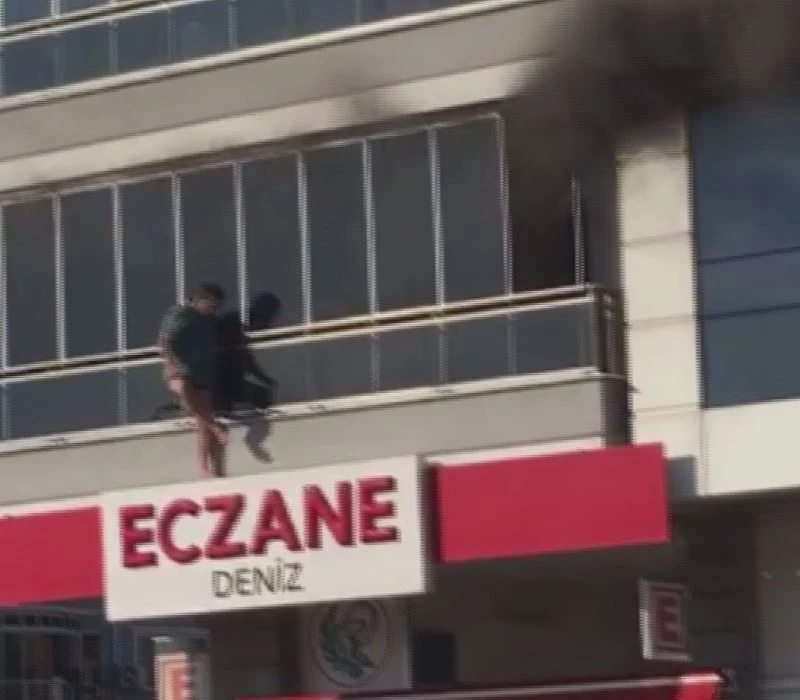 İzmir’de korkutan yangın: Dakikalarca balkonda mahsur kaldı
