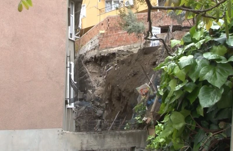Eyüpsultan’da bir binanın istinat duvarı çöktü: Risk altındaki binalar tahliye edildi
