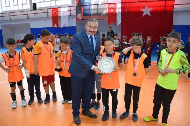 Futsal Turnuvasında şampiyon Gazi Emet B takımı
