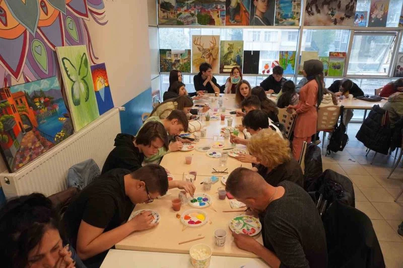 Afyonkarahisar’a 5 ülkeden gelen 35 öğrenci unutulmaya yüz tutmuş el sanatlarını öğrendi
