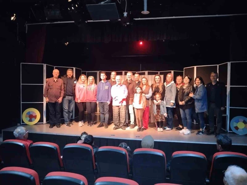 Depremzedelere moral tiyatrosu
