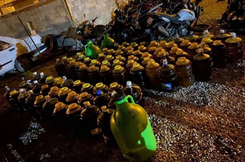 Dolandırıcılık yoluyla elde ettikleri 1,7 ton zeytinyağıyla yakalandılar
