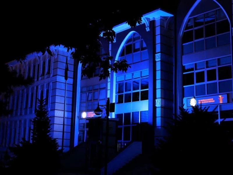 Otizm farkındalığı için hizmet binası maviye büründü
