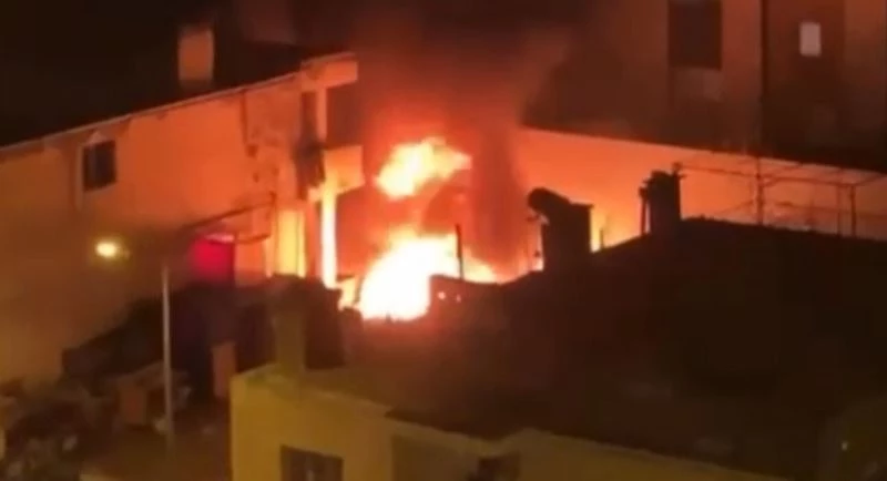 Sahur vakti tamirhanede çıkan yangın panik yaşattı
