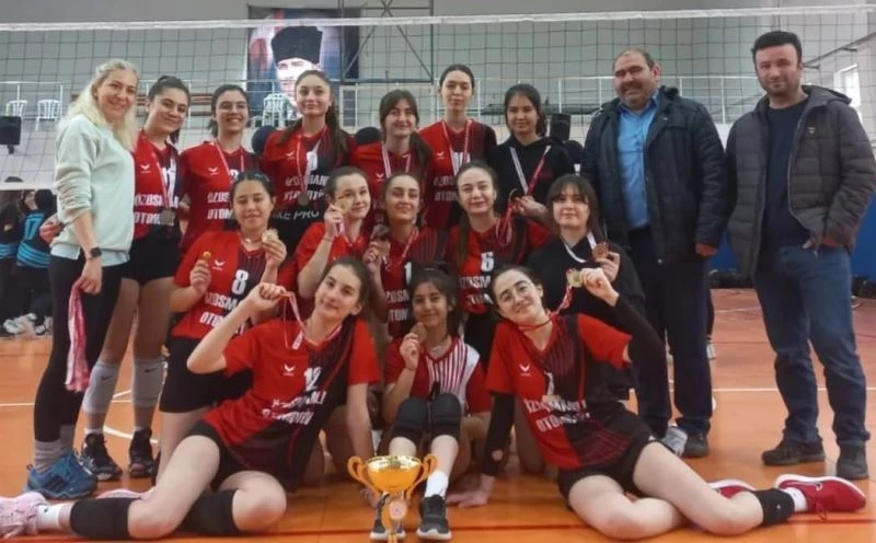 Kütahya Necip Fazıl Kısakürek Anadolu Lisesi Voleybol B Kız Takımı il birincisi
