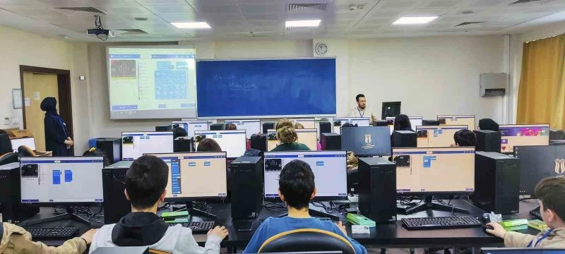 SUBÜ’de depremzede çocuklar robotik kodlamayı öğrendi
