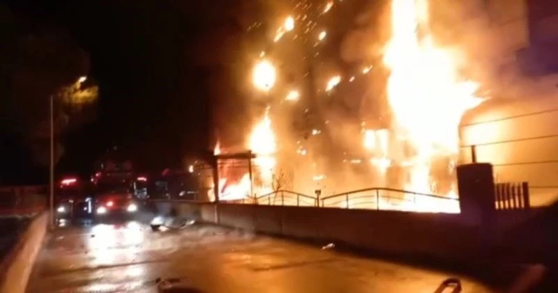 Samsun’da lokantada çıkan yangın evlere sıçradı, alevler geceyi aydınlattı
