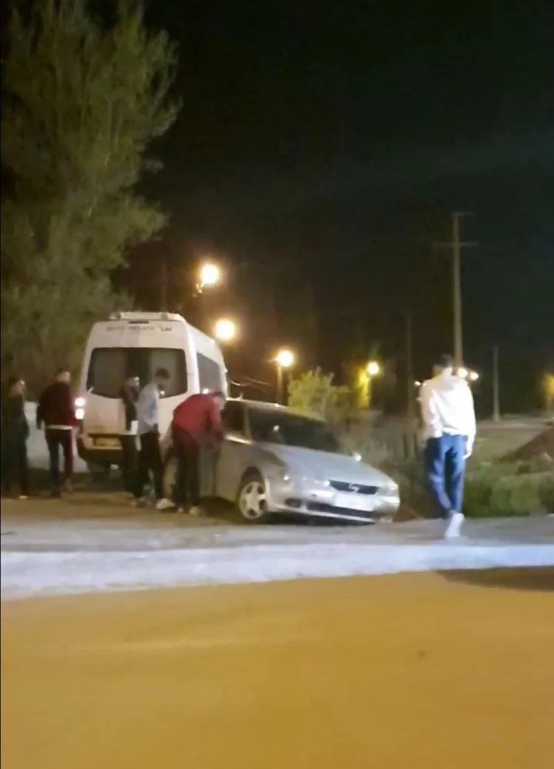 Iğdır’da yol vermeye çalışan otomobil kaza yaptı
