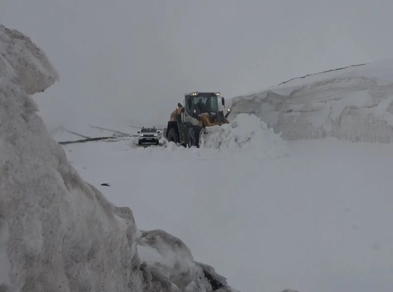 Nisan ayının son gününde kar geri döndü, ekipler 1 metreyi aşan karla mücadele etti
