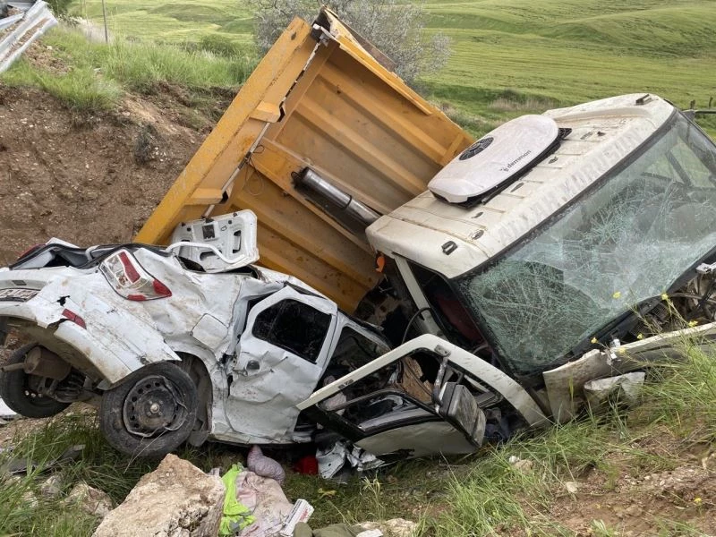 Çarpışan kamyon ile otomobil şarampole yuvarlandı:3 yaralı
