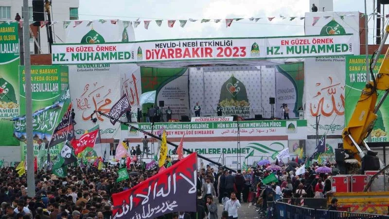 Diyarbakır’da binlerce kişi ‘En Güzel Örnek Hazreti Muhammed’ etkinliğinde buluştu
