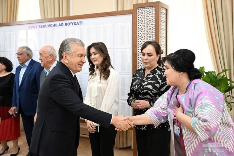 Özbekistan’da halk, anayasa değişikliği için sandık başında
