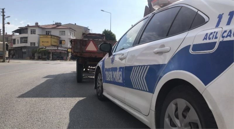 Ehliyetsiz traktör sürücüsü polisten kaçamadı
