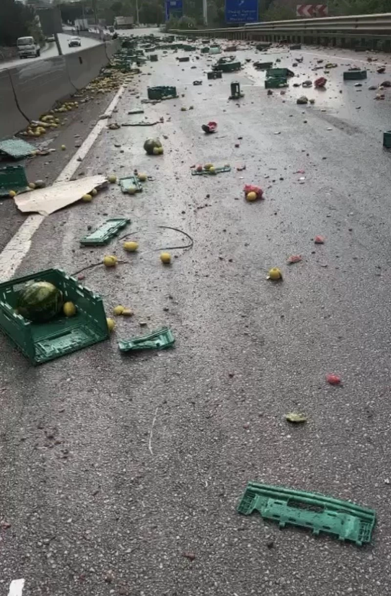 Bursa’da vinç ile kamyon çarpıştı, binlerce kasa meyve ve sebze yola döküldü
