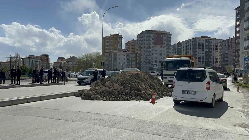 ’Arsa benim’ dedi, kum döktürüp yolu kapattı
