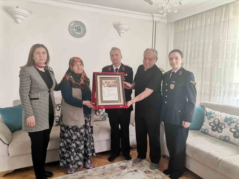 Şehidin ailesine Şehadet Belgesi ve Hizmet Anısı Şilti verildi
