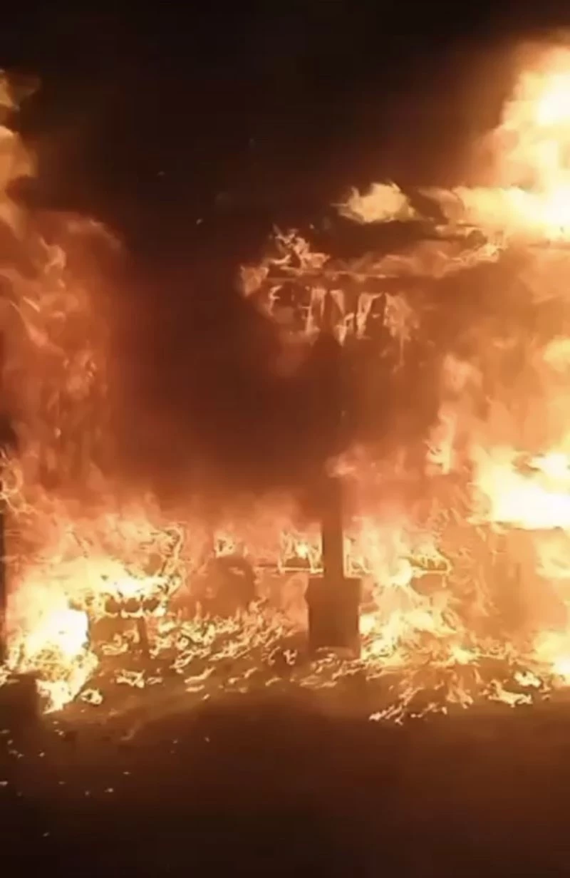 Çiftlik alev alev yandı, çok sayıda tavuk telef oldu
