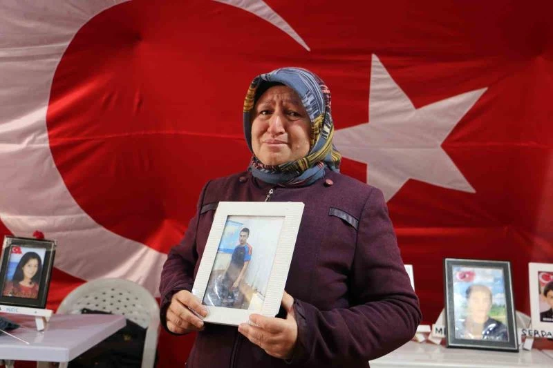Evlat nöbetindeki gözü yaşlı anne: “Keşke dünya gözüyle oğlumu görebilsem