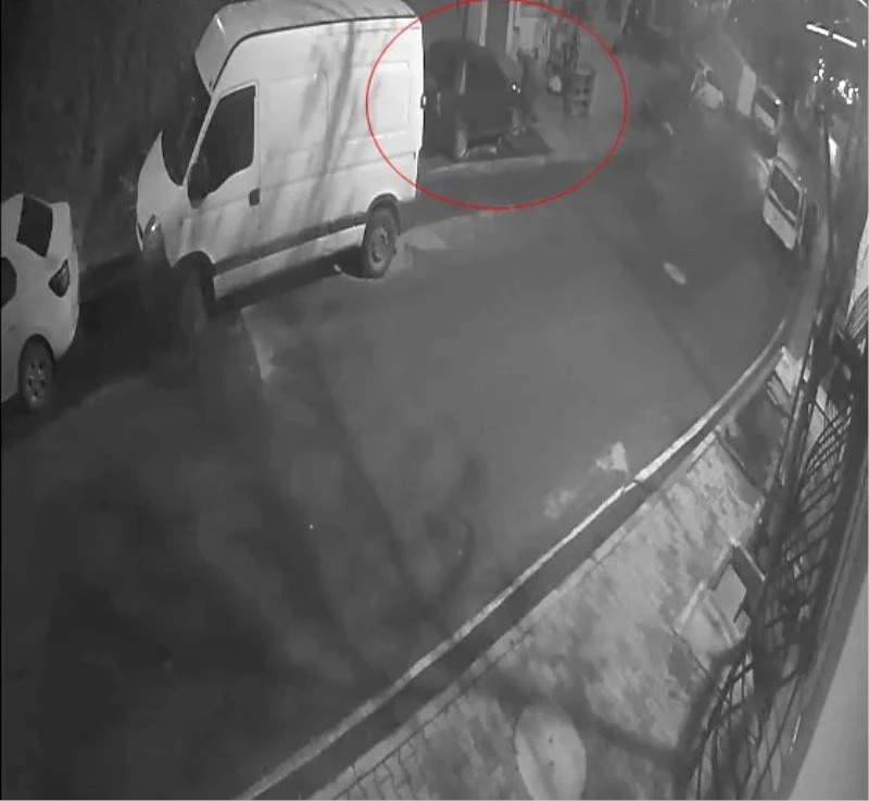 Gece yarısı bir otomobilin plakasını çalmaya gelen şahıslar kamerada
