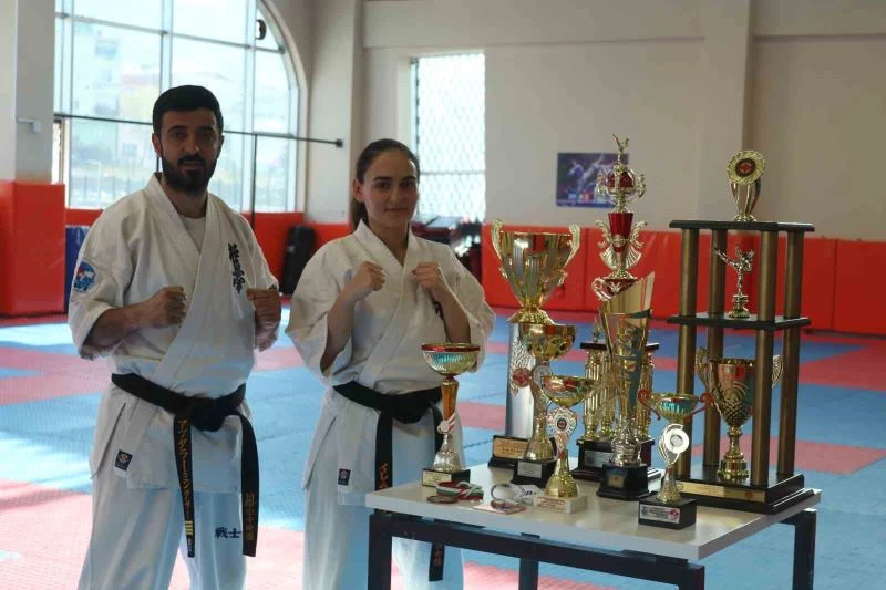 Antrenör eşi ile çalıştı, dünya üçüncüsü oldu, ailece 550 çocuğa karete öğretiyorlar
