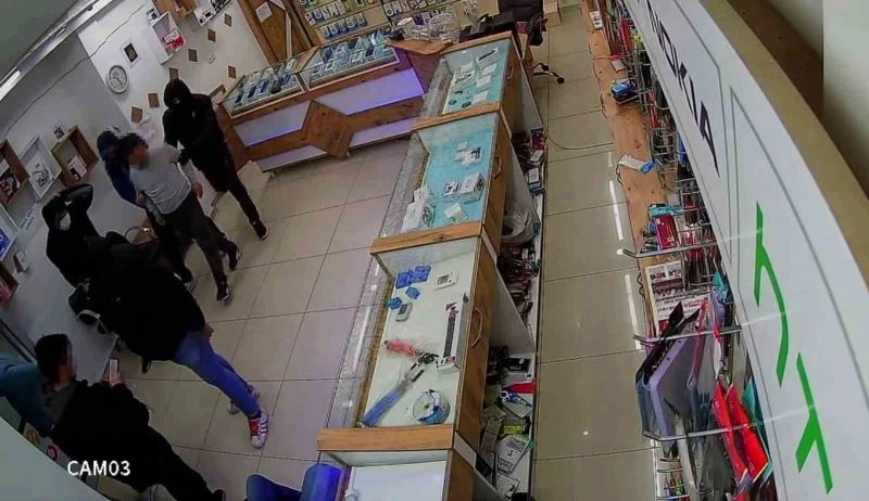 Sultangazi’de filmleri aratmayan olay kameraya yansıdı: Yanlış kişiyi kaçırdılar, getirip geri bıraktılar
