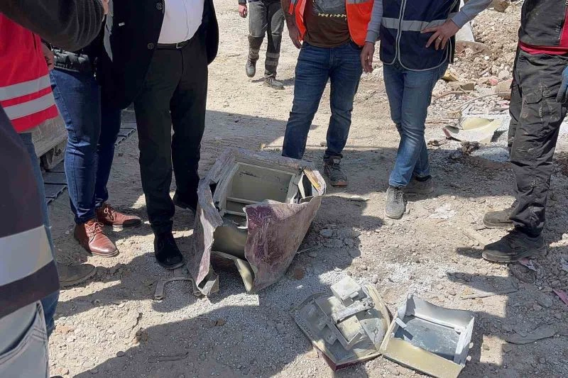 Galeria İş Merkezi enkazından çıkan kasa sahibine teslim edildi
