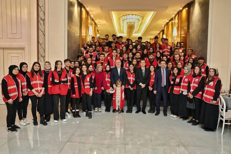 Depremde fedakarca görev yapmışlardı, iftar sofrasında buluştular
