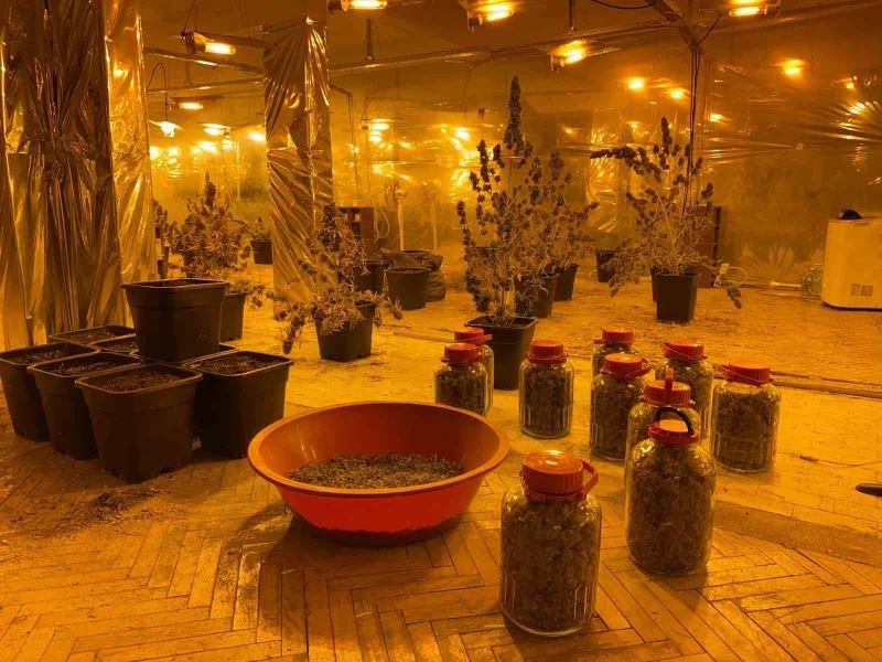 Kartal’da uyuşturucu imalathanesine dönüştürülen çatı katına baskın
