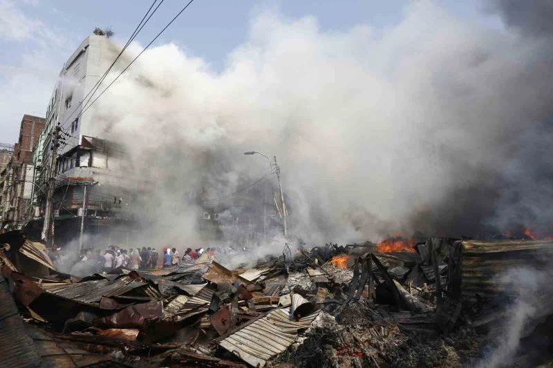 Bangladeş’te çarşıda büyük yangın
