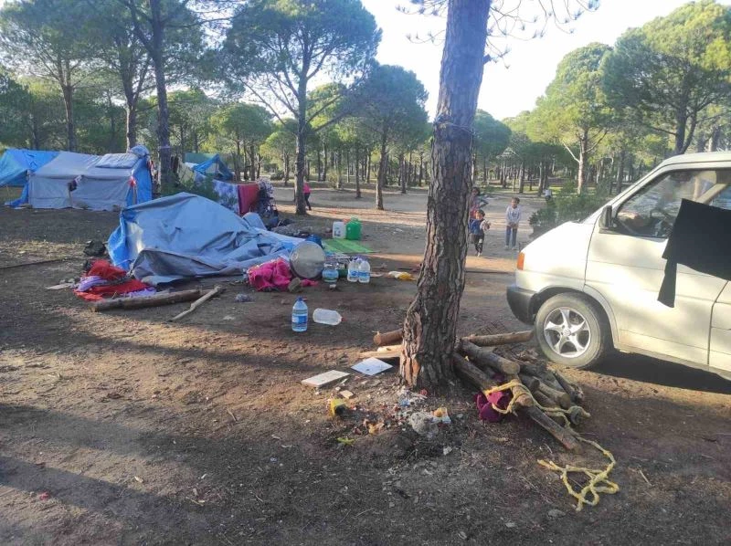 Antalya’da 2 yaşındaki çocuğun çalıştırdığı araç çadıra girdi
