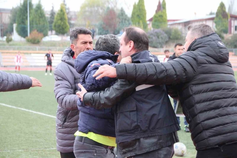 Saha içinde teknik heyet ve saha görevlileri tekme tokat kavga etti
