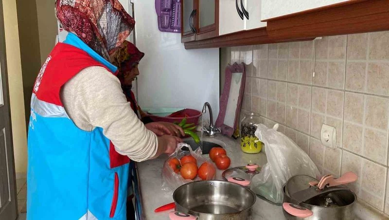 İhtiyaç sahiplerinin temizliği ve iftarı ’Vefa’ ekibinden
