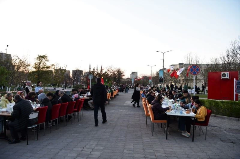 Kırgızistan’da 3 bin kişiyle sokak iftarı
