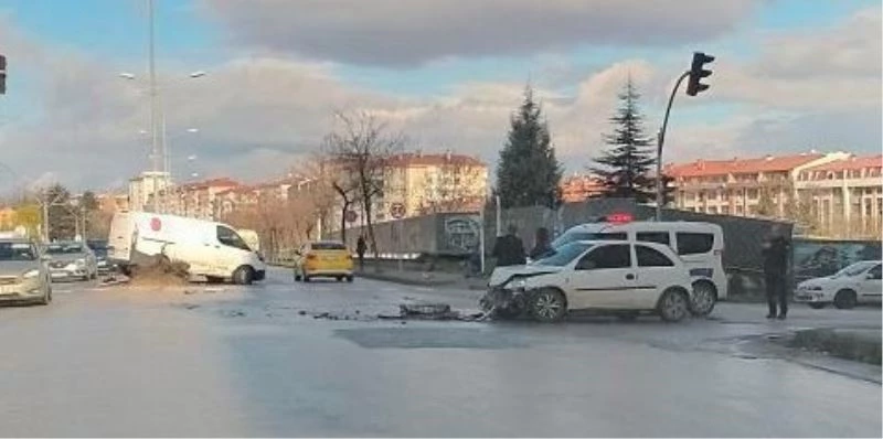 Kavşakta kaza yapan araçlarda büyük maddi hasar oluştu
