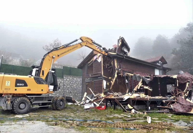 Uludağ yolundaki kaçak villa yıkıldı
