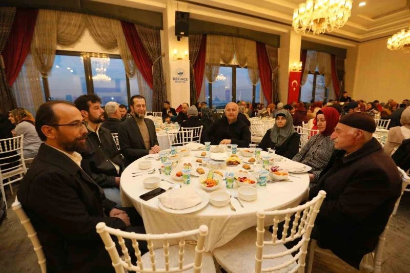 Derince’de depremzedeler iftarda bir araya geldi
