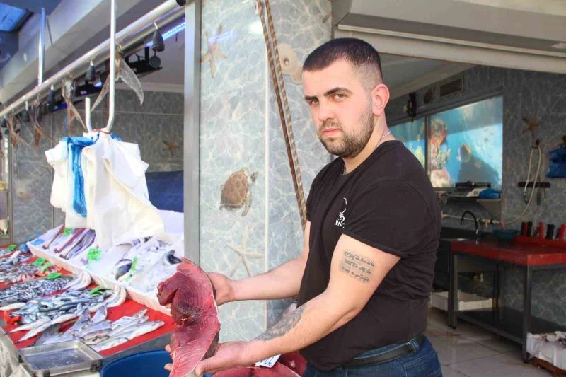 320 kiloluk dev orkinos görenleri şaşkına çevirdi
