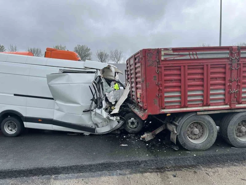 Tem otoyolunda arızalanan tıra panelvan araç çarptı: 1  yaralı
