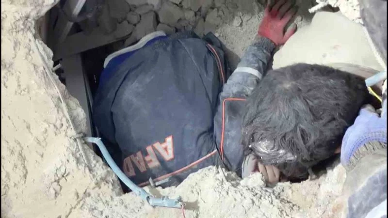 AFAD ekibi, depremin 228’inci saatinde kurtardıkları Cemile Teyzeyi unutamıyor
