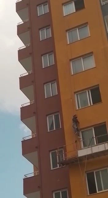 Askıda böyle kaldı: Güvenlik kemeri işçiyi ölümden kurtardı