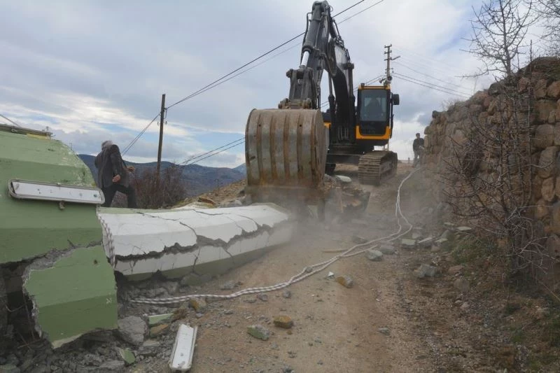 Kahramanmaraş depreminde Giresun’da hasar gören tarihi caminin minaresi iş makinesi ile yıkıldı
