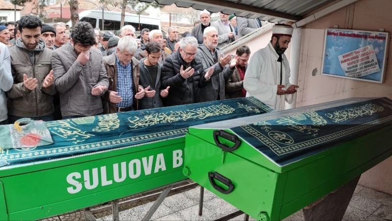 İmam evladın en acı görevi: Anne ve babasının cenaze namazlarını kıldırdı
