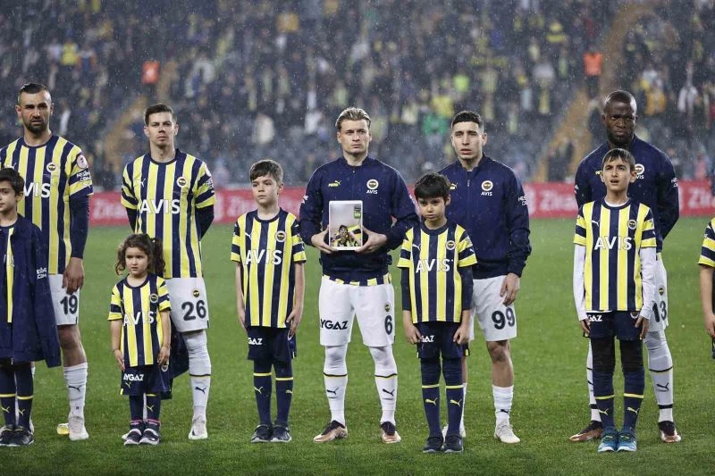 Depremzede çocuklar Fenerbahçe - Kayserispor maçında ağırlandı
